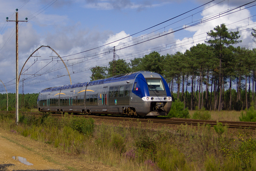 Au nord de Morcenx, ce TER Bordeaux - Mont de Marsan fait ses dernier Km en mode Electrique, c'est le B 81685-86 le 13.09.2008.jpg